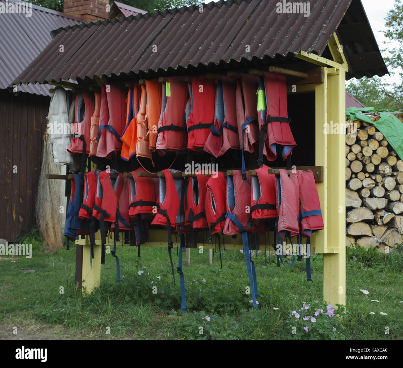 Red giubbotti di salvataggio appendere in una fila. Foto Stock