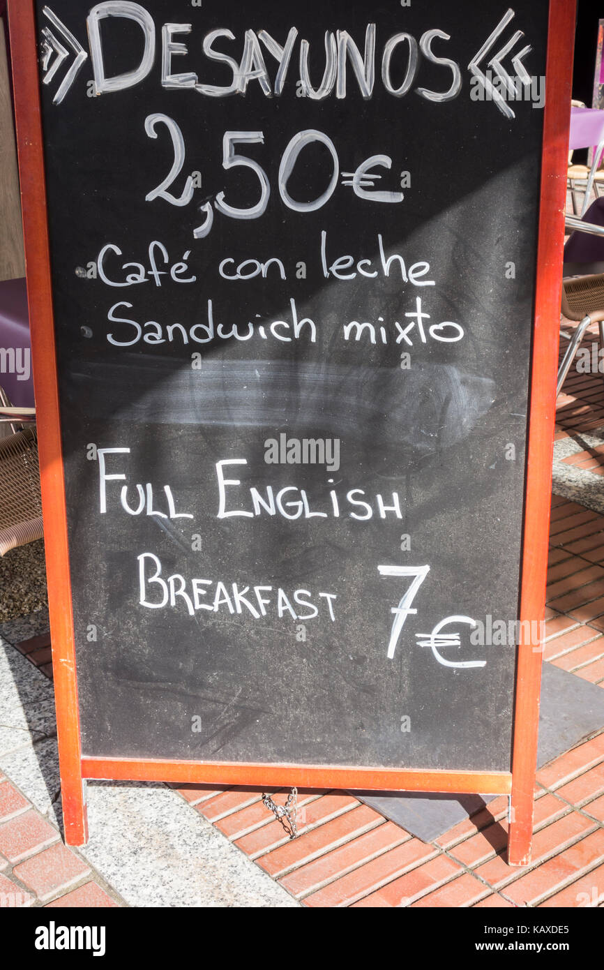 Il menu della prima colazione in spagnolo e in inglese al di fuori cafe di spaun Foto Stock