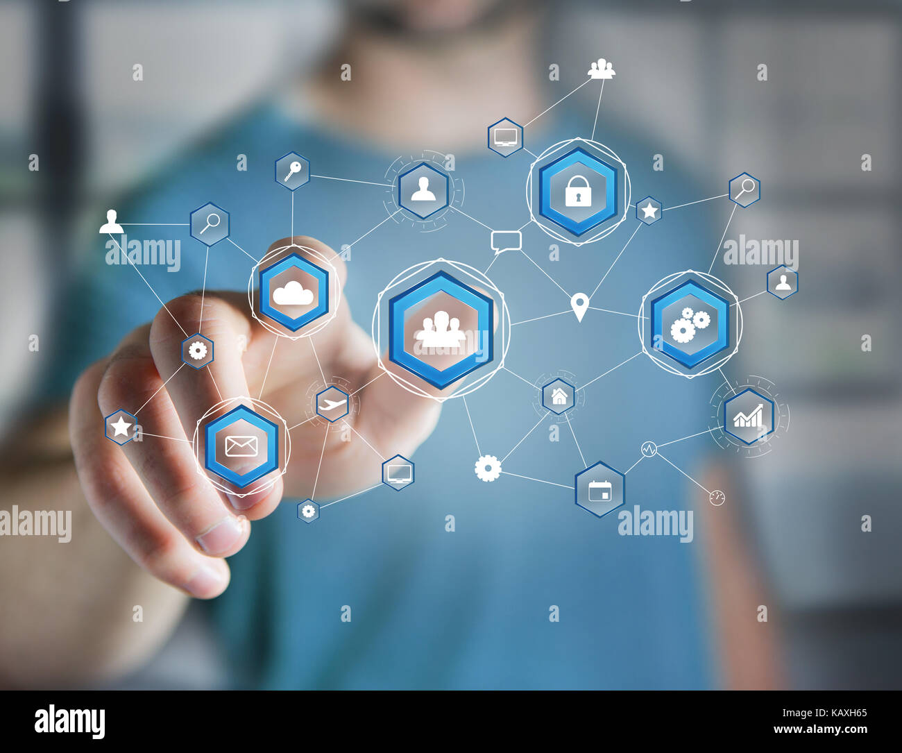 Vista di una rete di business il collegamento visualizzato su una interfaccia futuristico con icona della tecnologia in tutto il mondo - la concezione di business Foto Stock
