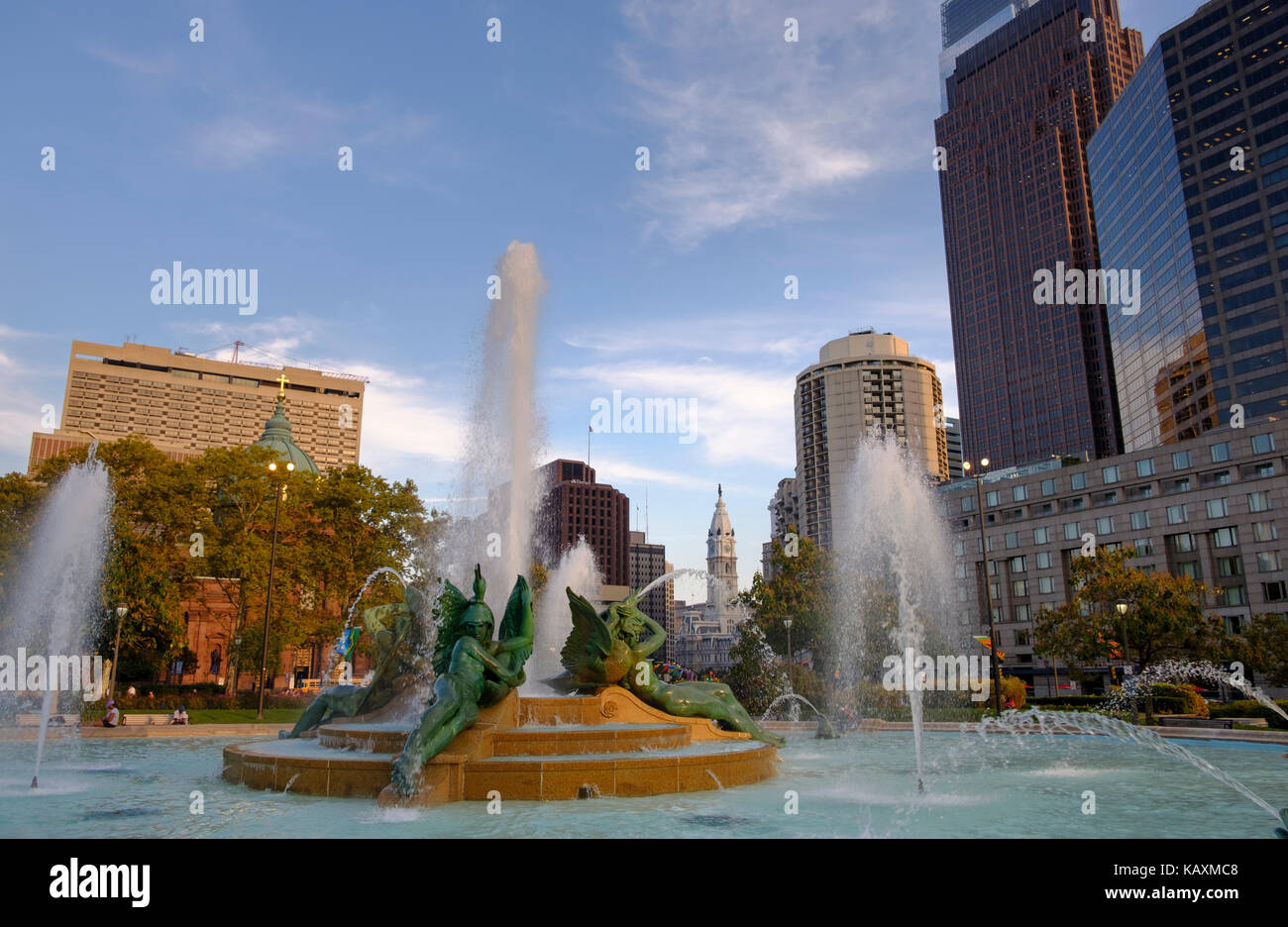 Swann fontana commemorativa di logan circle by Alexander stirling calder progettato con l'architetto wilson eyre, Municipio di background, Philadelphia, Penns Foto Stock