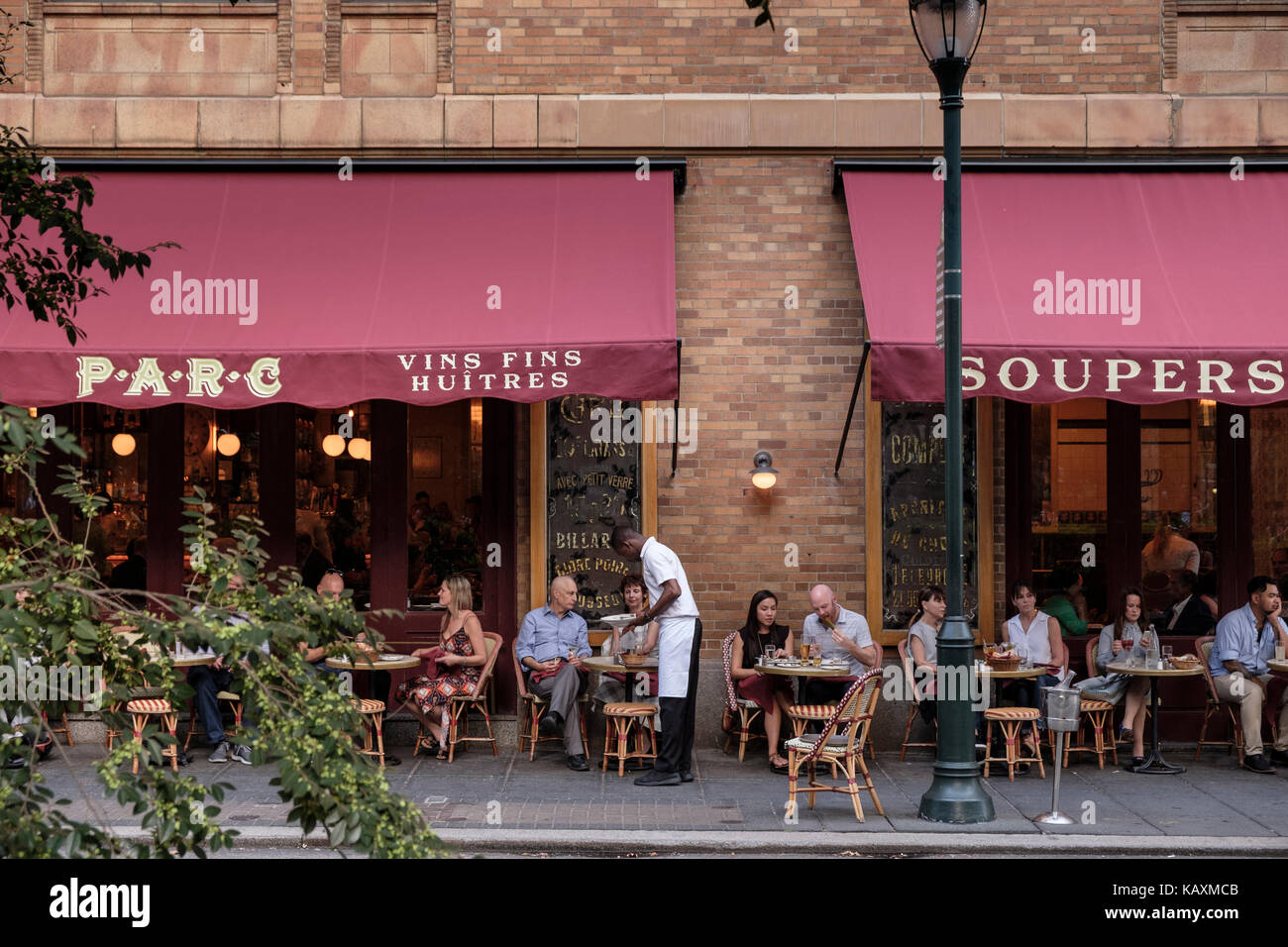 Parc Restaurant e outdoor cafe su Rittenhouse Square, Philadelphia, PA, Stati Uniti d'America Foto Stock