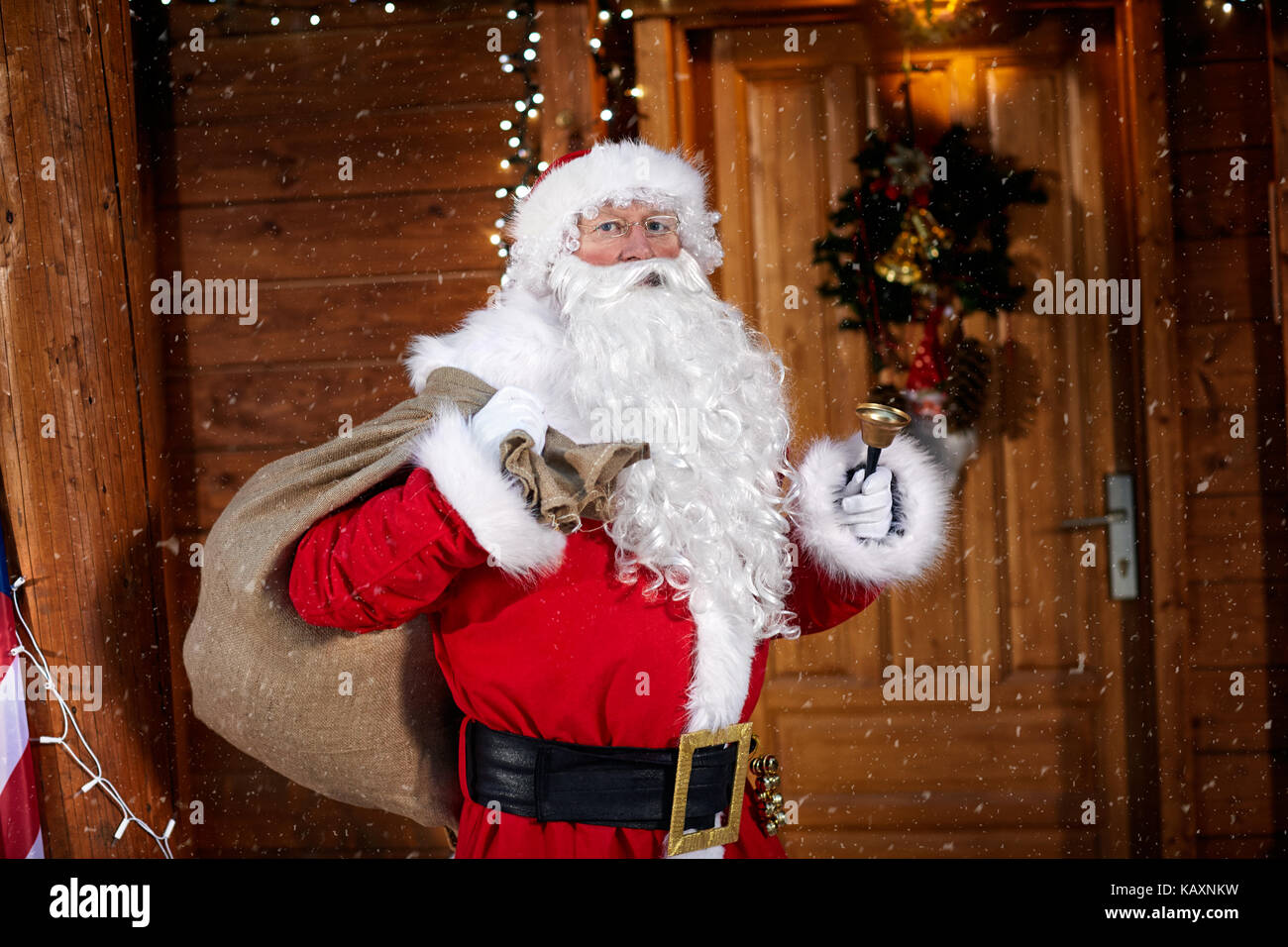 Ritratto di santa claus tenendo la sua borsa e squilla una campana è tempo di Natale Foto Stock
