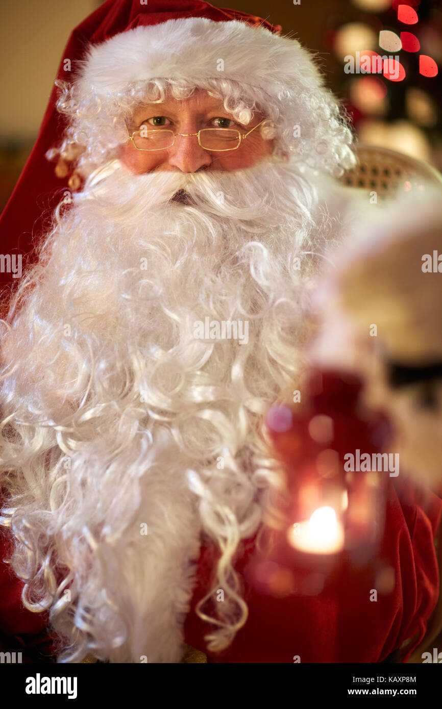 Ritratto di felice babbo natale sul xmas- tempo di Natale Foto Stock