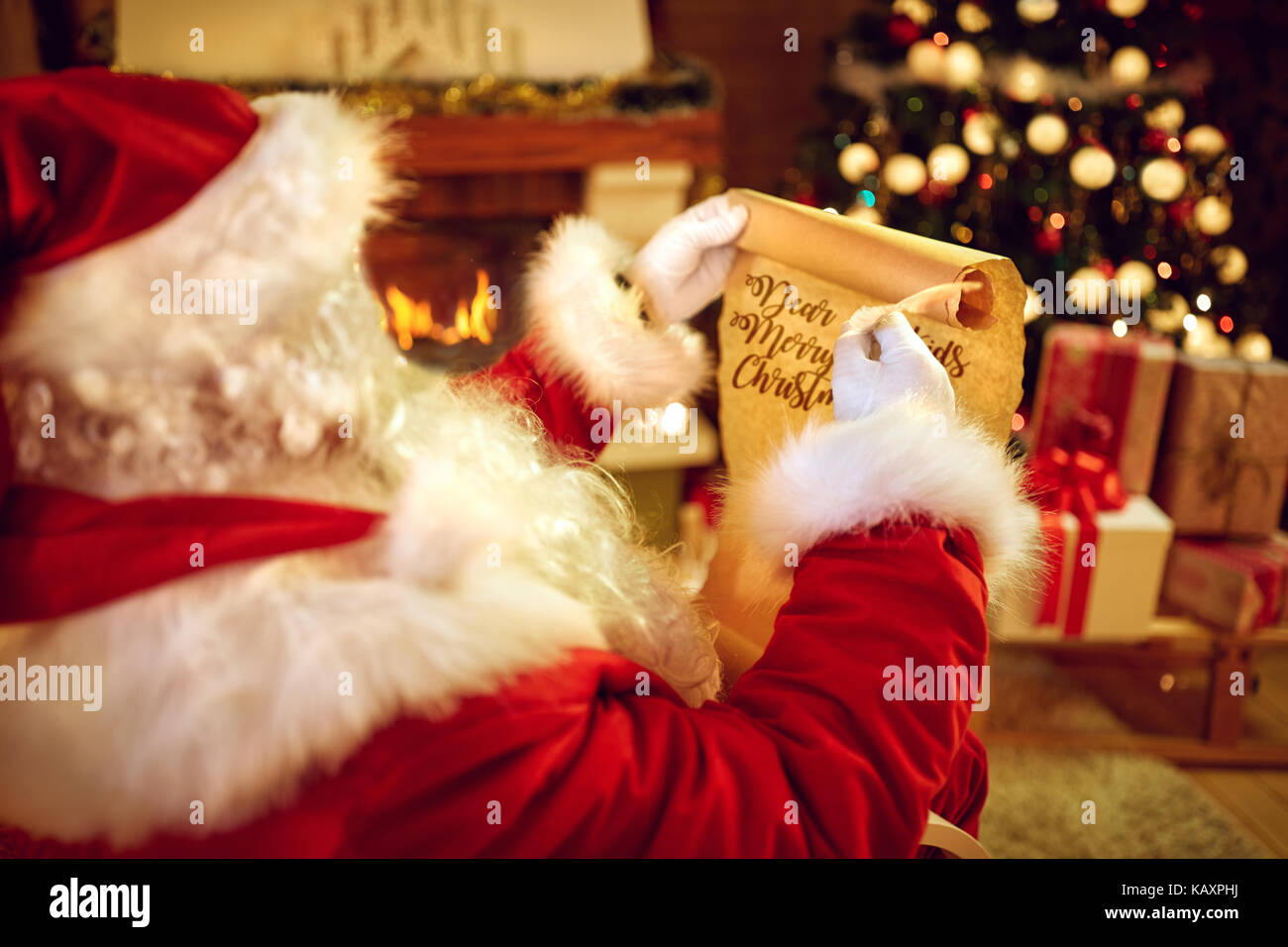 Santa Claus scrivere lettera con piuma d'oca Foto Stock