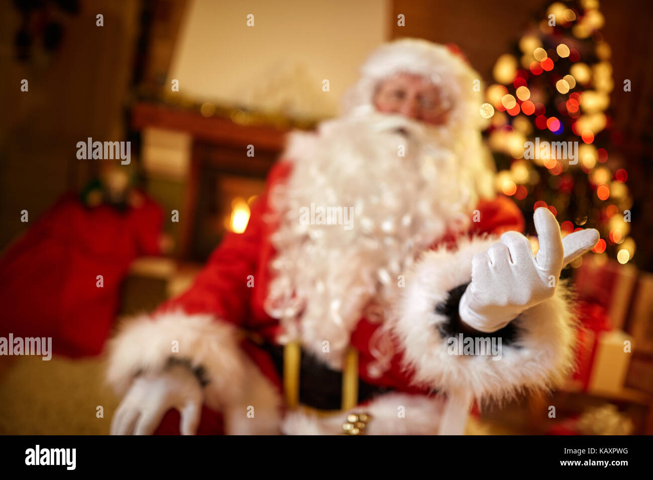 Santa Claus puntando con il dito per bambino per venire a lui Foto Stock