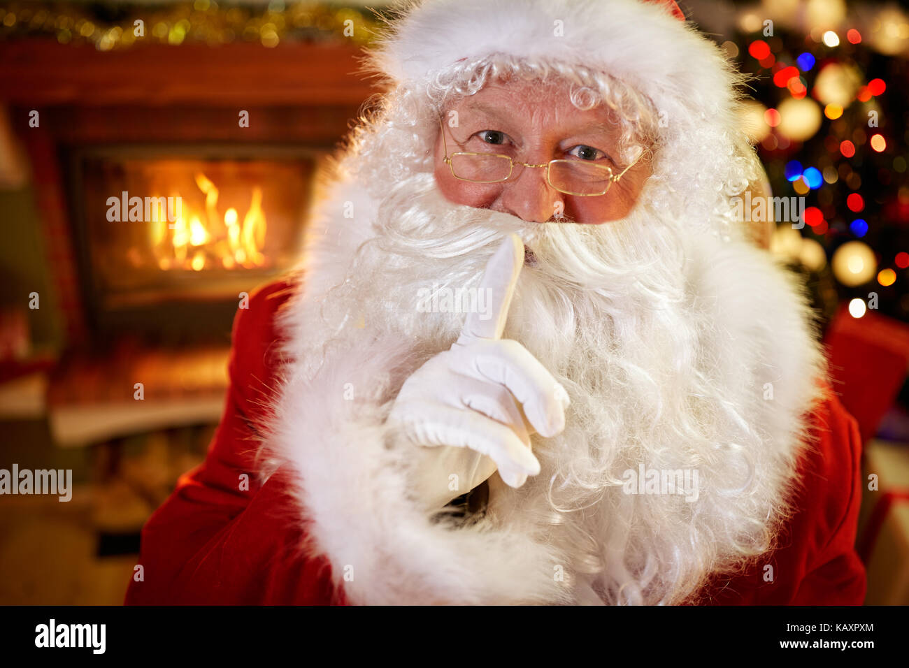 Santa mostrando di essere silenzioso gesto-mantenere il mio segreto Foto Stock