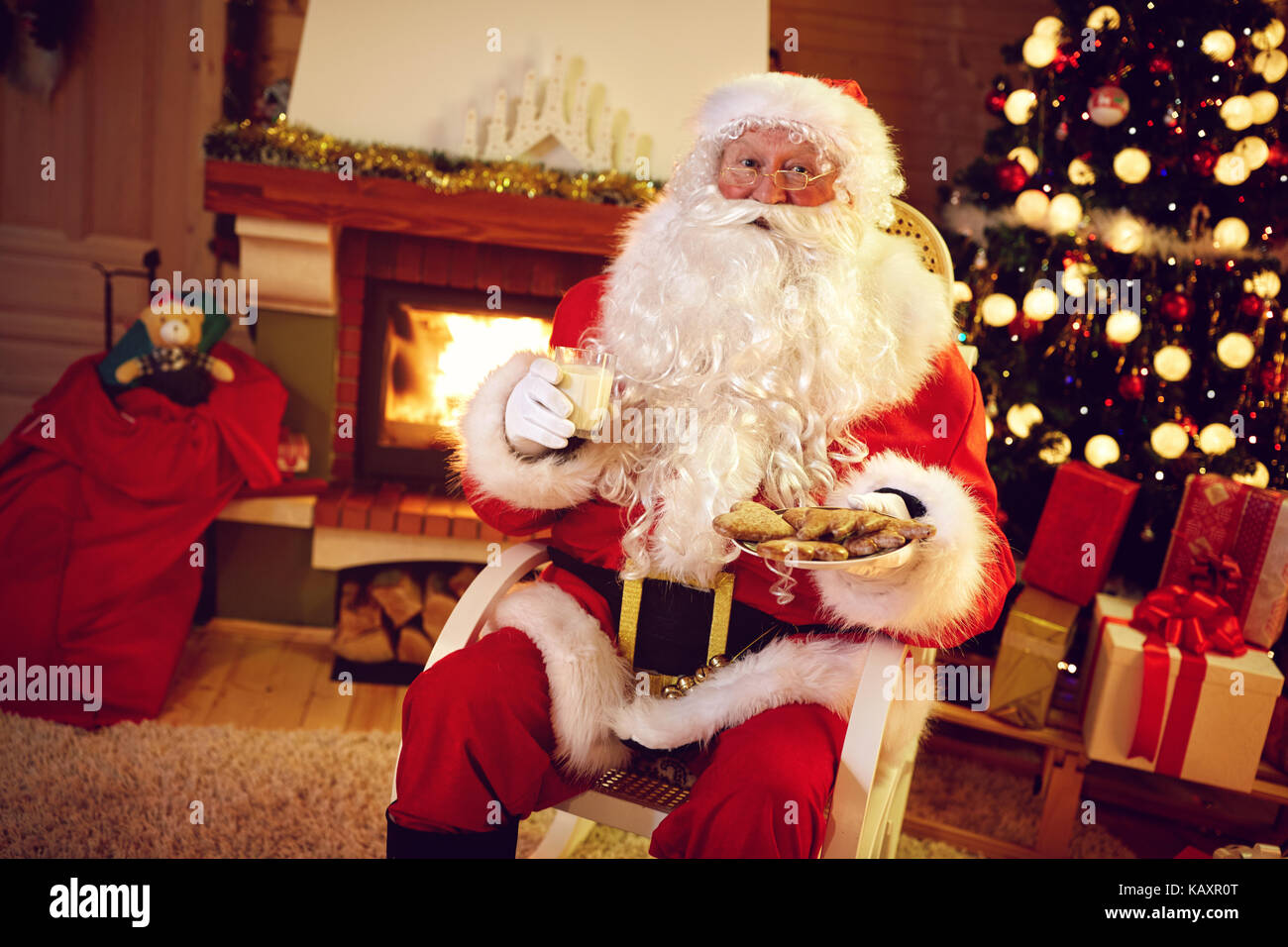 Santa Claus serviti con deliziosi biscotti di Natale Foto Stock