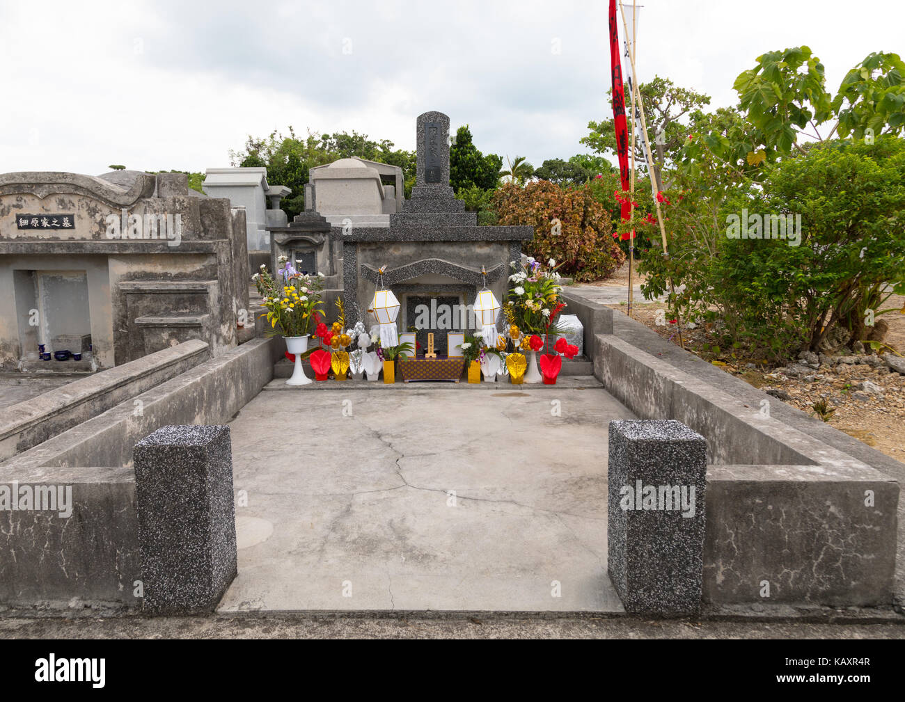 Tombe in un cimitero, isole yaeyama, Isola di Taketomi, Giappone Foto Stock
