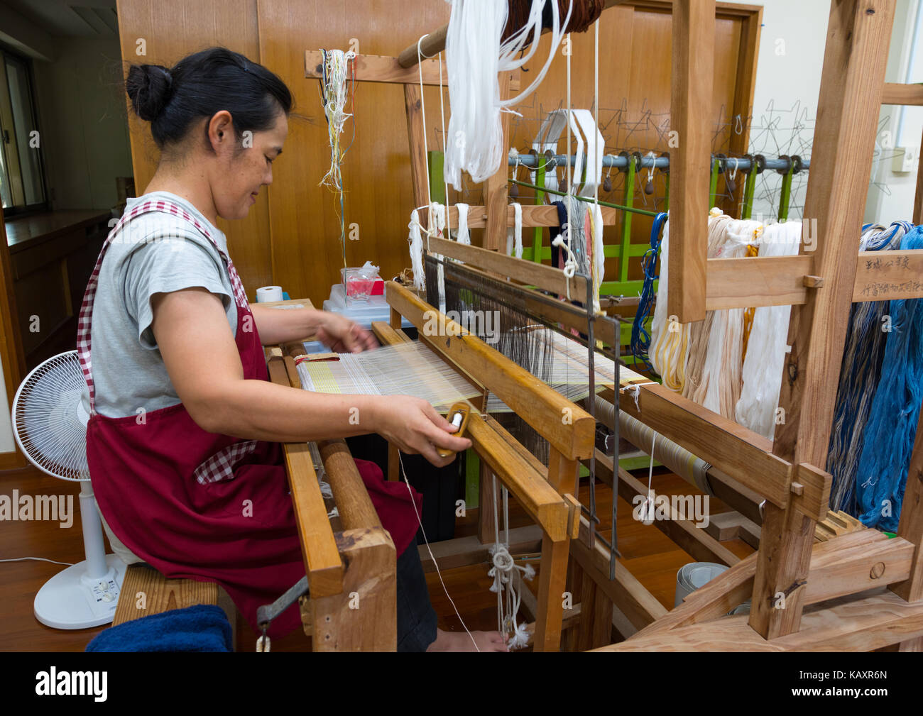 Laboratorio di tessitura, Isole Yaeyama, Isola di Taketomi, Giappone Foto Stock