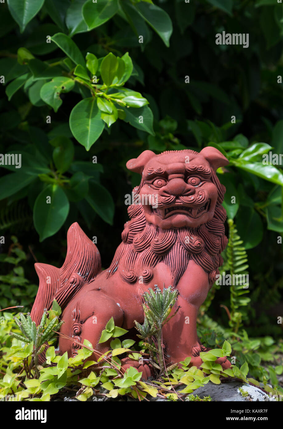 Shisa lion statua per proteggere la casa dai cattivi spiriti, isole yaeyama, Isola di Taketomi, Giappone Foto Stock