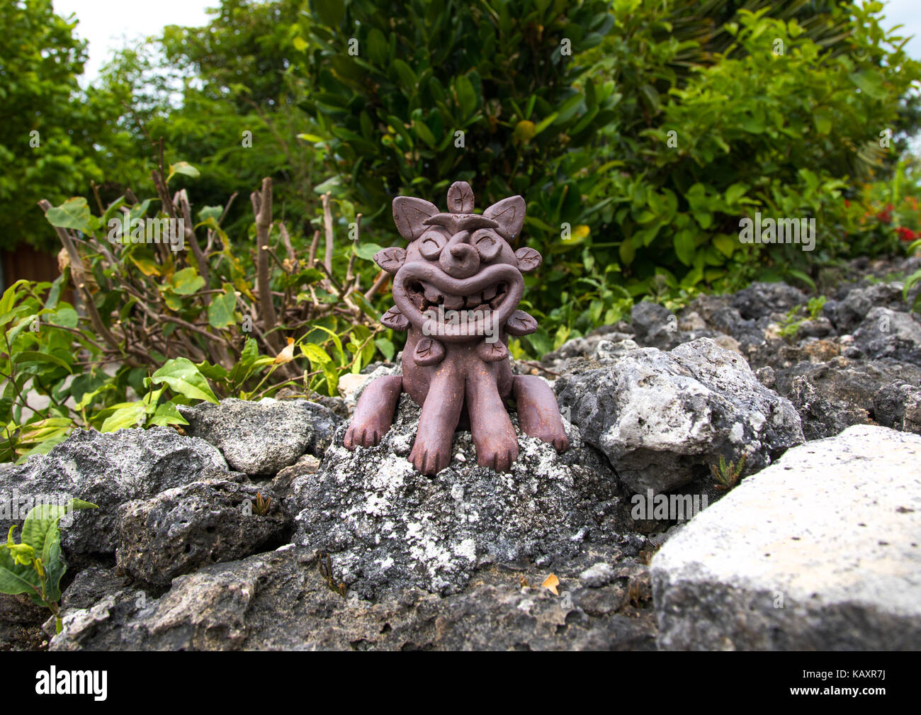 Shisa lion statua per proteggere la casa dai cattivi spiriti, isole yaeyama, Isola di Taketomi, Giappone Foto Stock