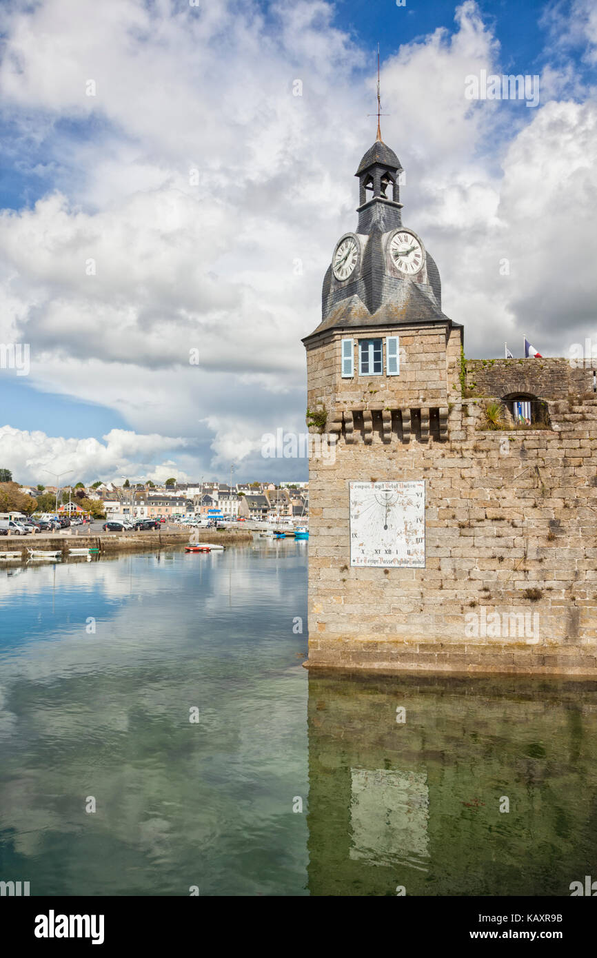 Clocktower della città murata a Cincarneau, dipartimento di Finistère, Bretagna, Francia Foto Stock