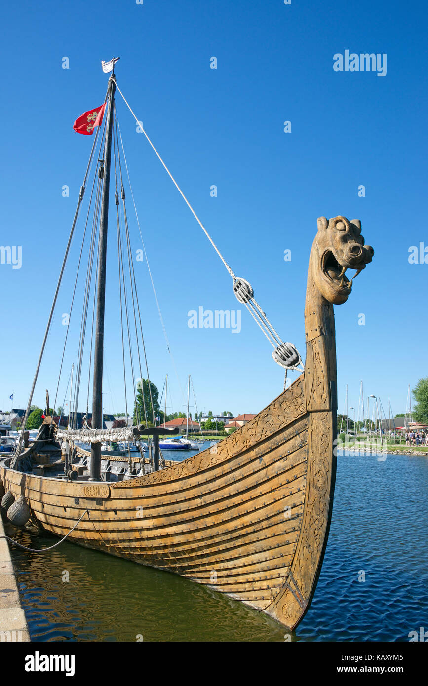 Ricostruito nave vichinga Quai de Caligny Carentan Normandia Francia Foto Stock