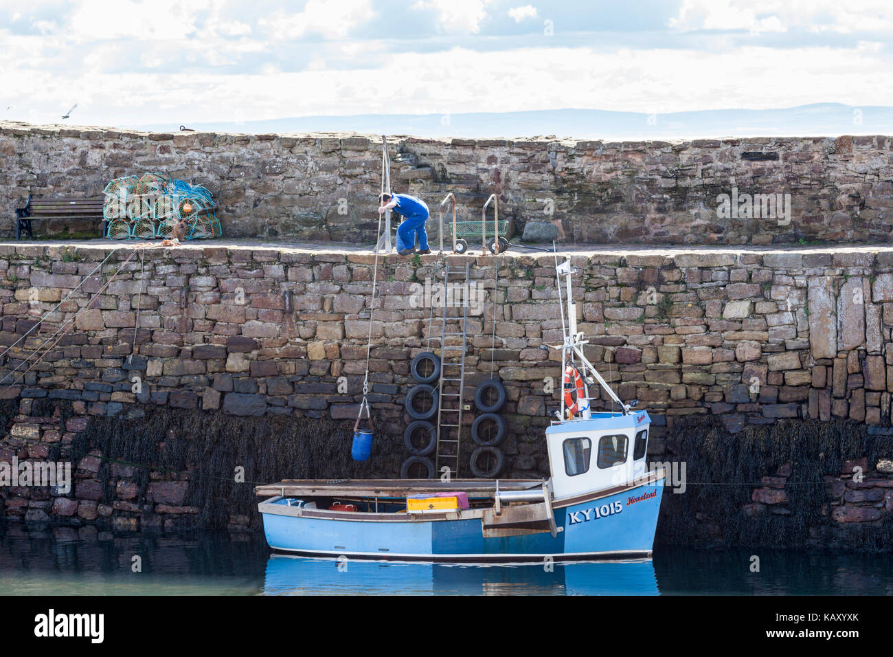 Un pescatore di aragoste preparando la sua barca prima di partire da Crail Harbour, Fife, Scozia UK Foto Stock