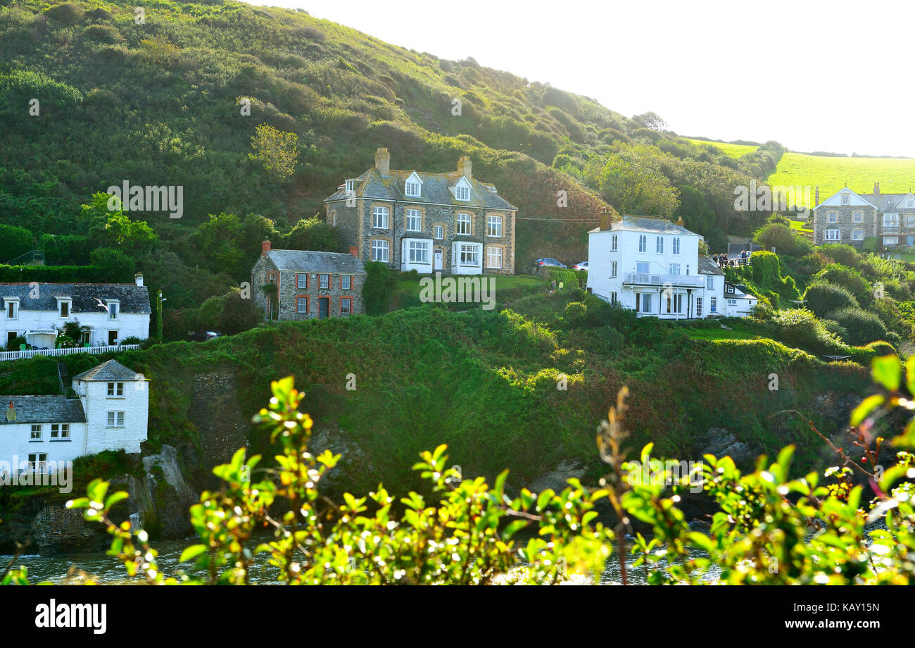 Port Isaac o Port Wenn come indicato nella serie TV Dr Martin mostra l'intervento chirurgico dove vive Doc Martin e lavora Piccola casa a 2 piani in middle.Cornwall Foto Stock