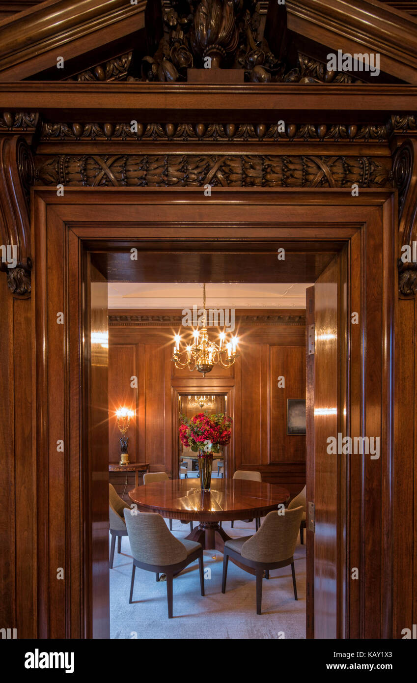 Bar/clubroom. Dieci Trinity Square - il Club di Londra, Regno Unito. Architetto: Aukett Swanke, 2017. Foto Stock