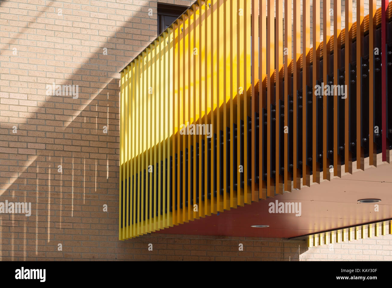 Dettaglio di linkway bridge. Giubileo legno scuola primaria, Milton Keynes, Regno Unito. Architetto: Jestico + Whiles, 2017. Foto Stock