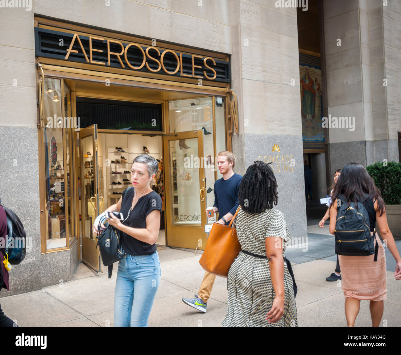 Un aerosoles donna negozio di scarpe in Rockefeller Center di New York venerdi 15 settembre 2017. aerosoles ha archiviato per il capitolo 11 fallimento di protezione prevede di chiudere la maggior par...