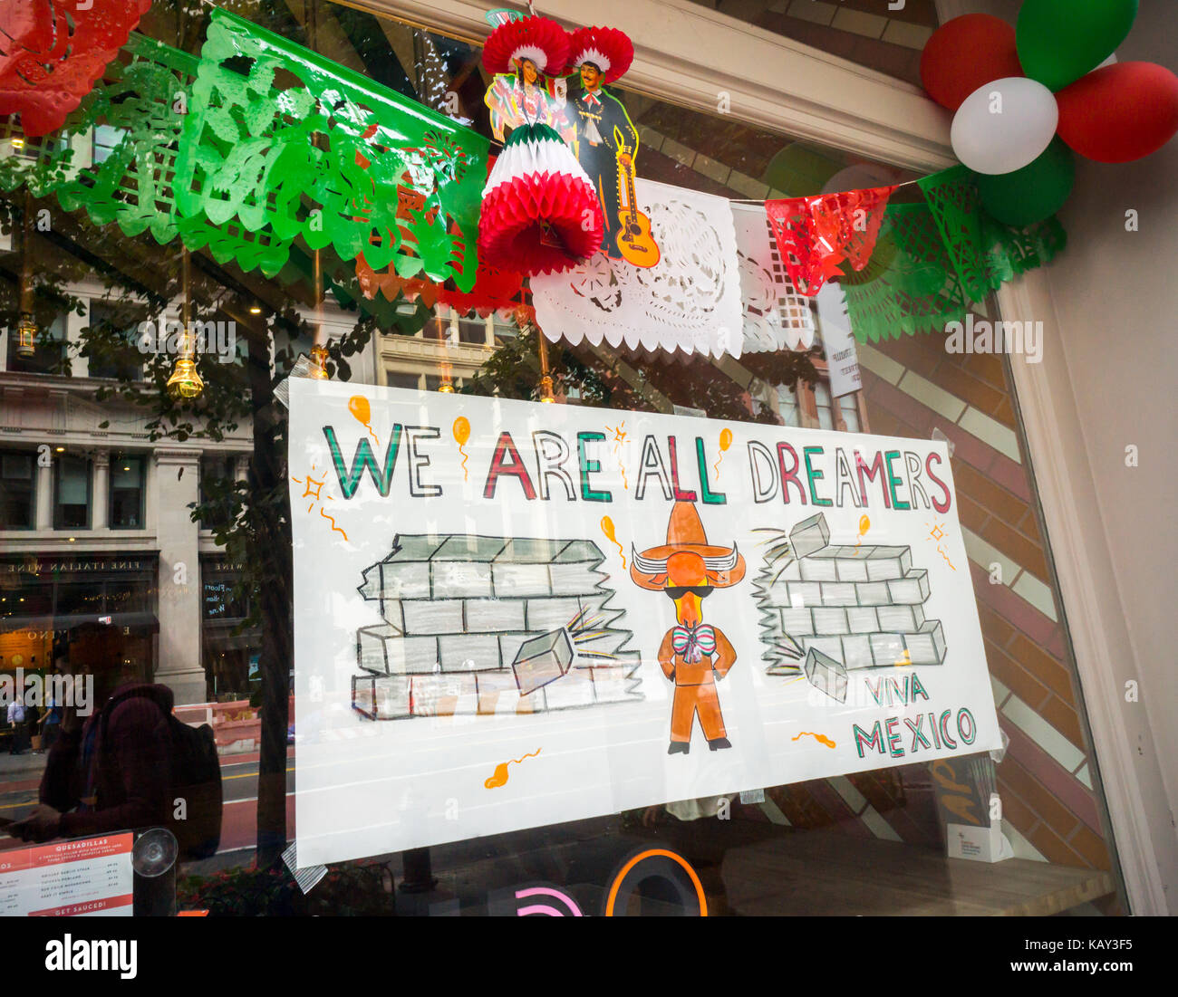 Un cartello appeso nella finestra di ossido ristorante messicano nel quartiere di Chelsea di New York sabato, 16 settembre 2017 proclama siamo tutti sognatori facendo riferimento ai bambini nati negli Stati Uniti di immigrati stranieri. (© richard b. levine) Foto Stock