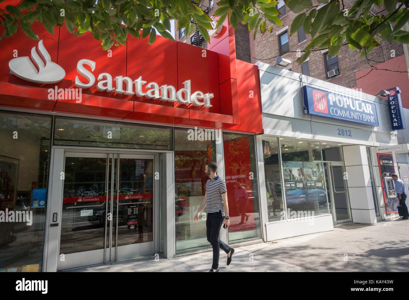 Adiacente a Santander e popolare banca comunitaria di filiali in upper west side di new york sabato, 16 settembre 2017. (© richard b. levine) Foto Stock