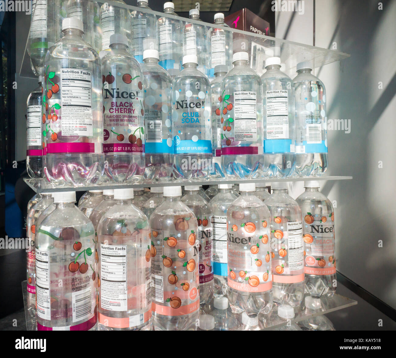 Un display di house brand acqua in bottiglia in new york lunedì, 25 settembre 2017. (© richard b. levine) Foto Stock