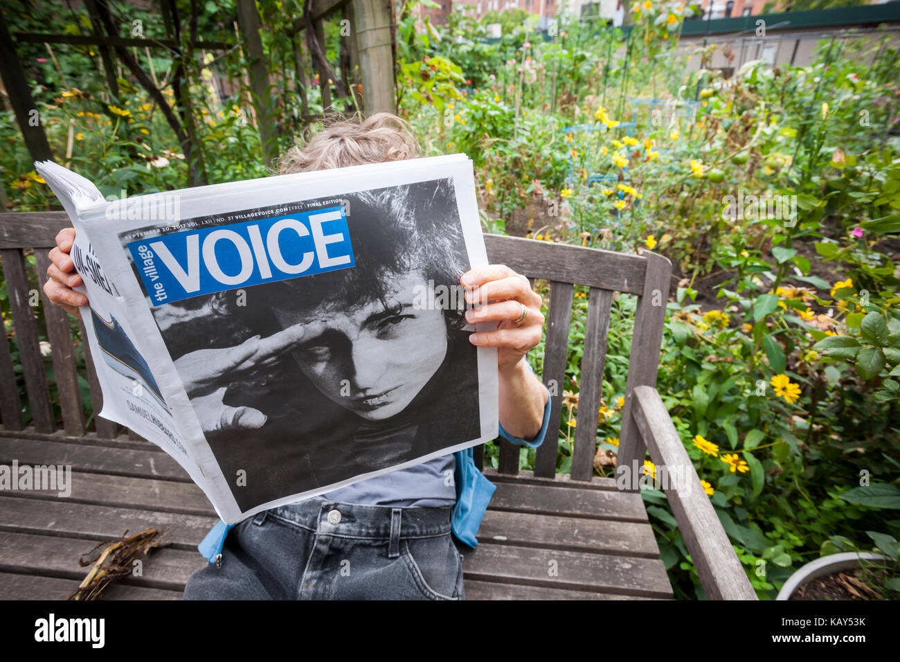 Un lettore visualizza l'ultimo problema di stampa del village voice giornale, dotato di fred mcdarrah fotografia di Bob Dylan,a new york il giovedì 21 settembre, 2017. la voce iconica, una volta che la voce della controcultura sarà disponibile solo in forma digitale d ora in poi. (© richard b. levine) Foto Stock