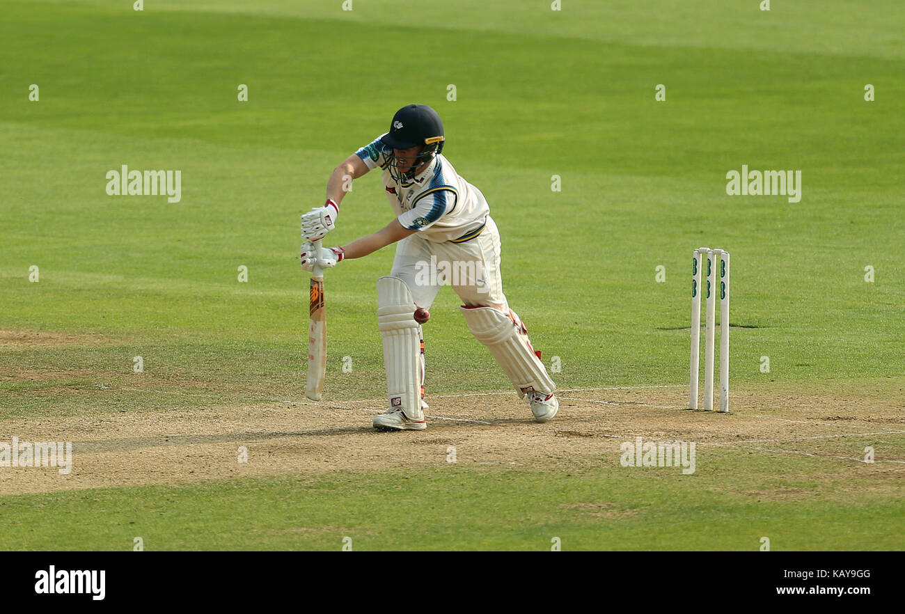 Il Gary Ballance dello Yorkshire è stato inseguito per un LBW da Sam Cook di Essex (non nella foto) durante il terzo giorno del campionato Specsaver County Championship, divisione uno al Cloudfm County Ground, Chelmsford. PREMERE ASSOCIAZIONE foto. Data immagine: Mercoledì 27 settembre 2017. Vedere PA storia CRICKET Essex. Il credito fotografico dovrebbe essere: Steven Paston/PA Wire. Foto Stock