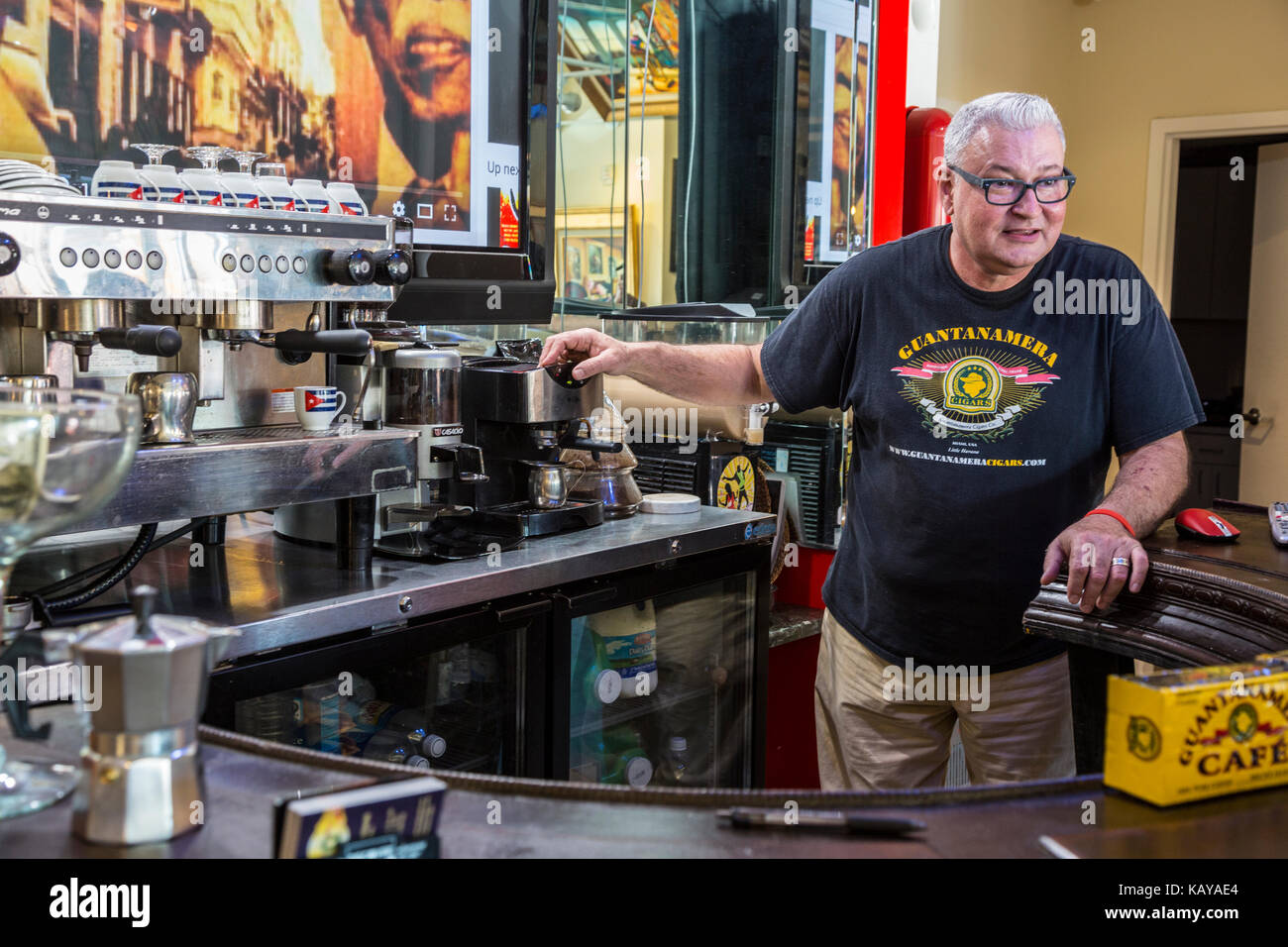 Miami, Florida. Barista in Guantanamera Coffee Shop, Little Havana. Foto Stock