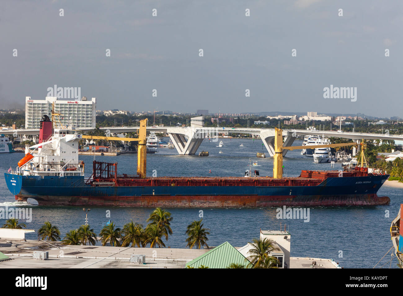 Ft. Lauderdale, Florida. Contenitore nave avra Miteras lasciando Port Everglades. Foto Stock