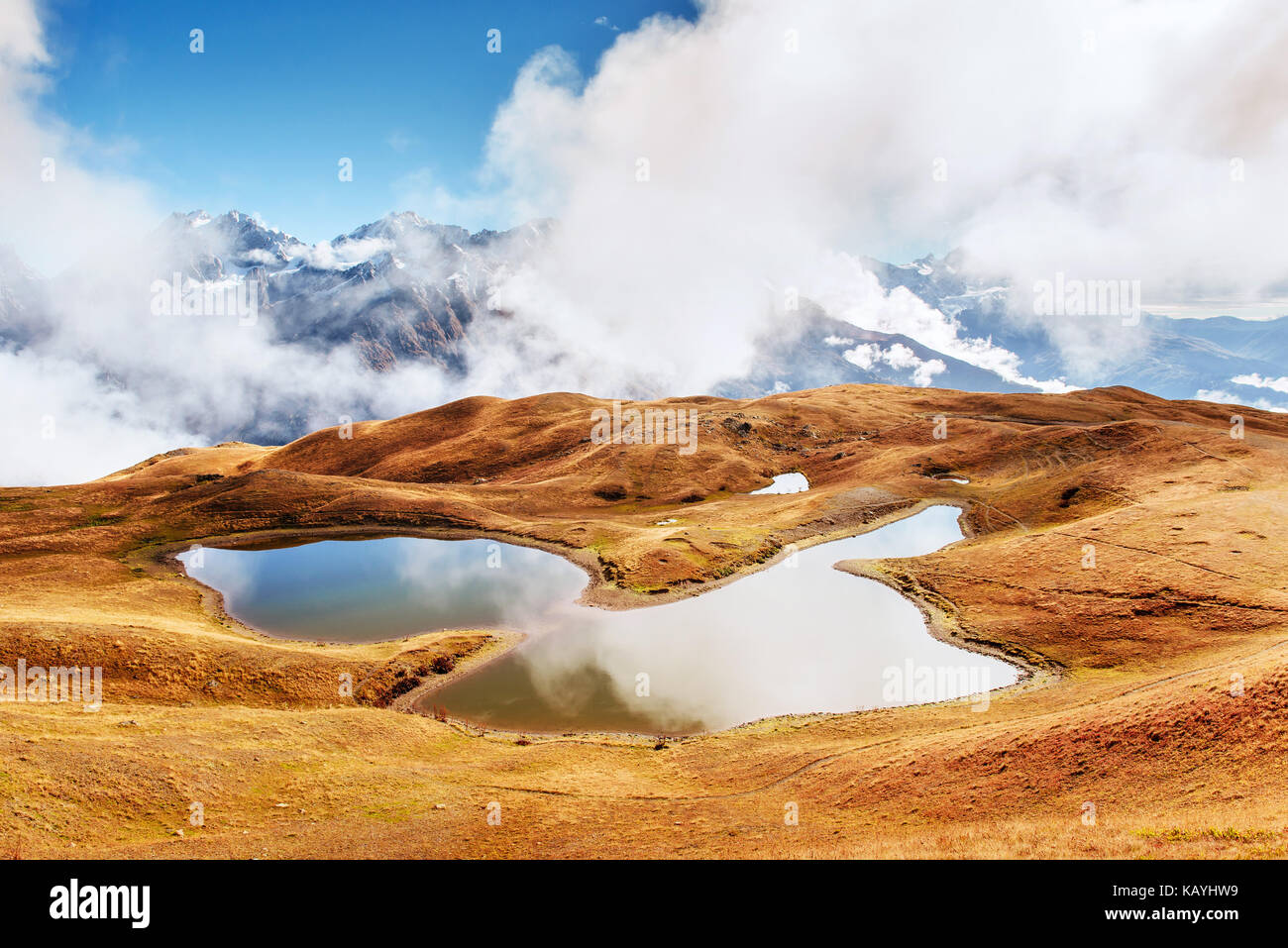 Koruldi lago di montagna. svaneti superiore, la Georgia, l'Europa. montagne del Caucaso. Foto Stock