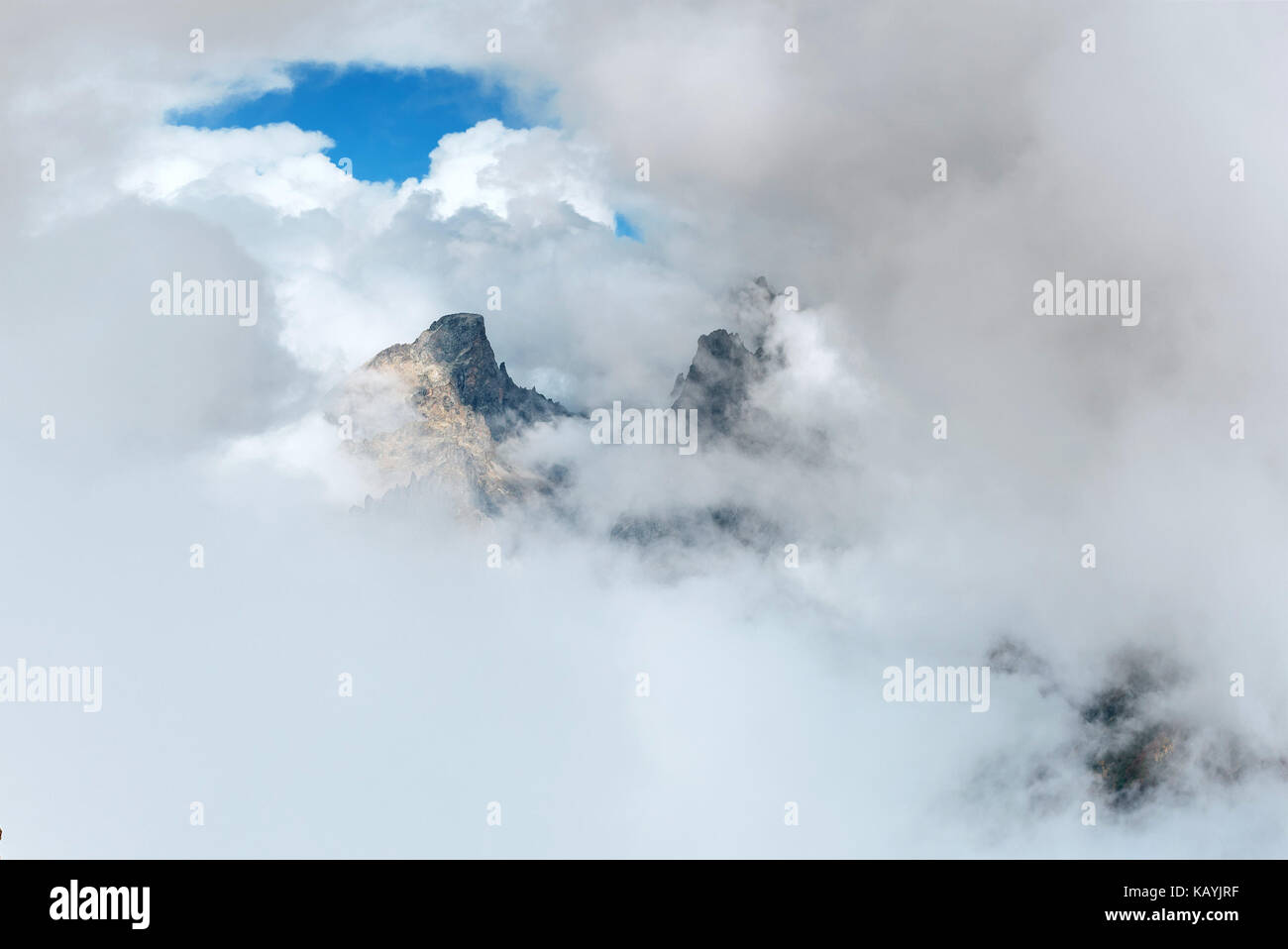 Una fitta nebbia sul mountain pass goulet. georgia, svaneti.montagne del Caucaso Foto Stock