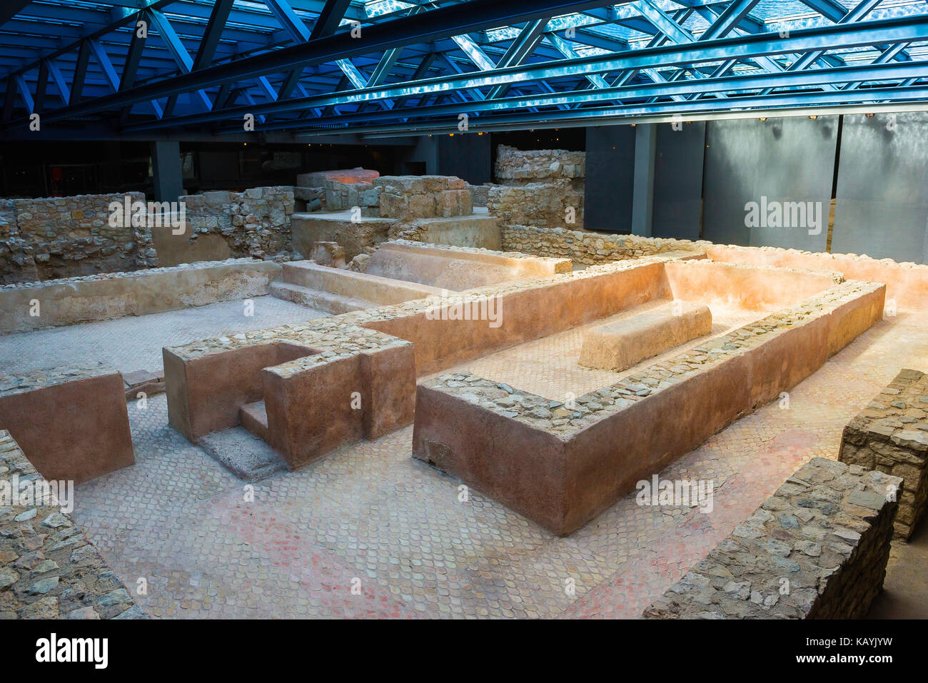 Valencia Spagna L'Almoina, vista di scavato edificio romano sotto il livello del suolo in Almoina museo archeologico a Valencia in Spagna. Foto Stock