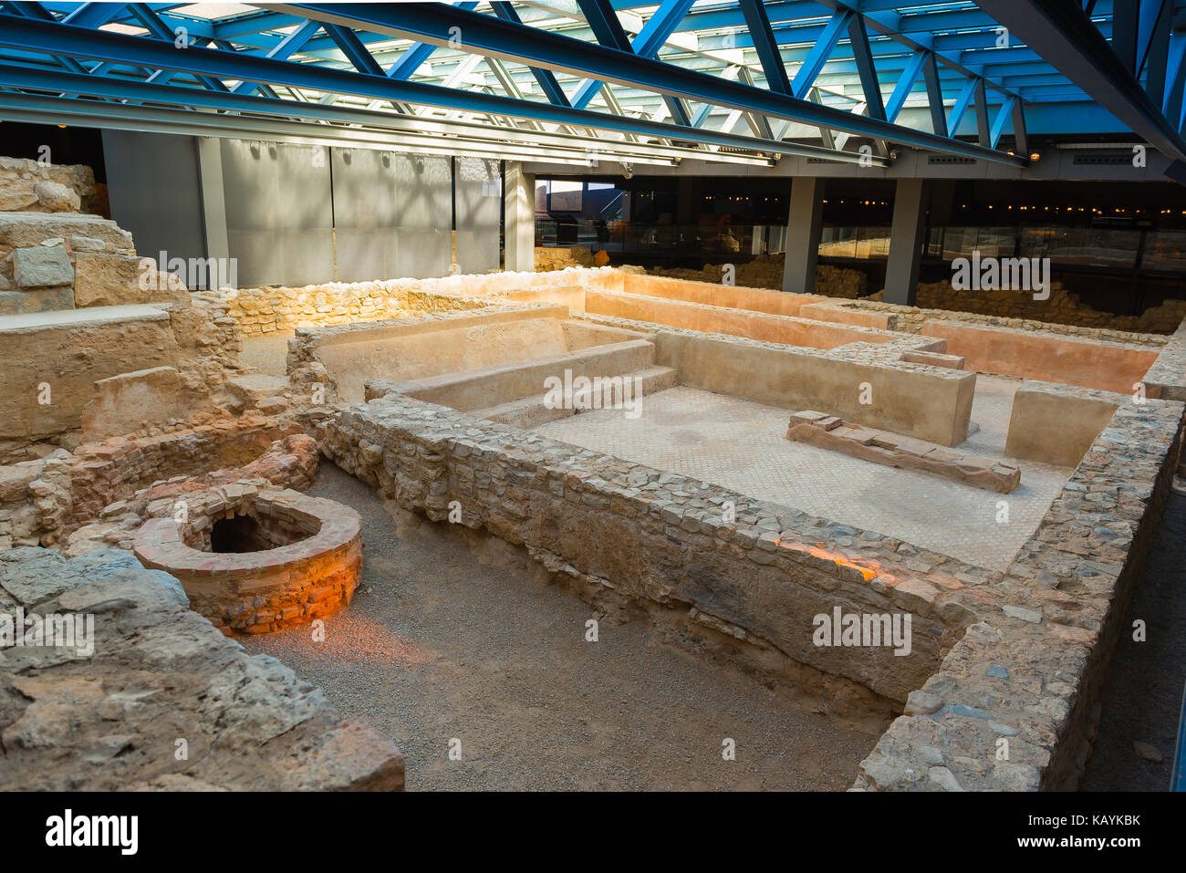 Valencia Spagna L'Almoina, vista di scavato edificio romano sotto il livello del suolo in Almoina museo archeologico a Valencia in Spagna. Foto Stock