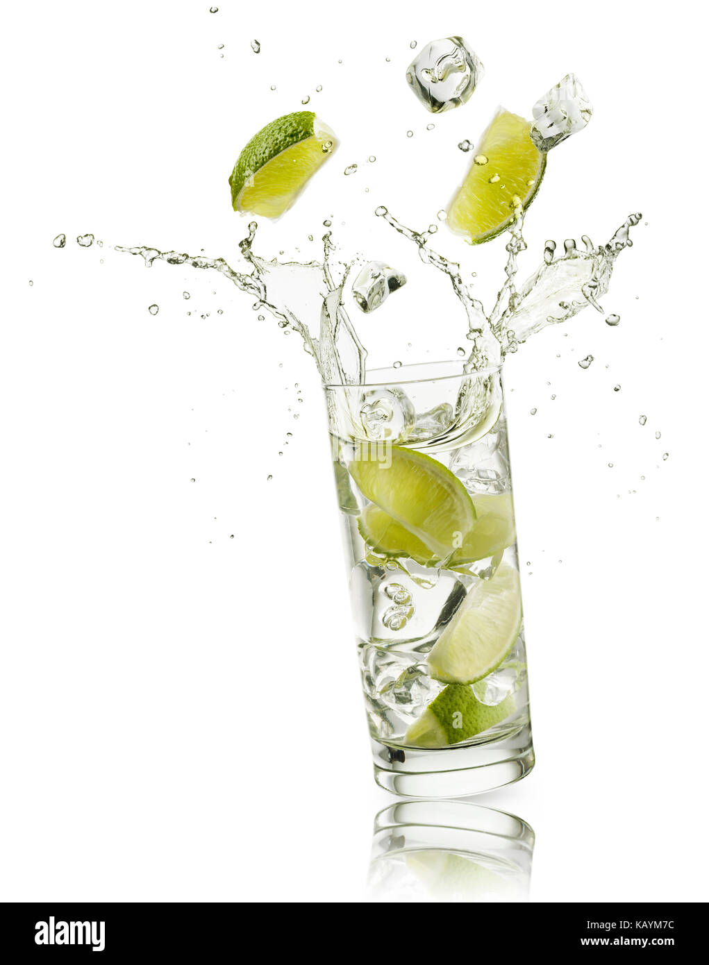 Bicchiere pieno di acqua con fettine di lime e i cubetti di ghiaccio in calo e spruzzi d'acqua, su sfondo bianco Foto Stock