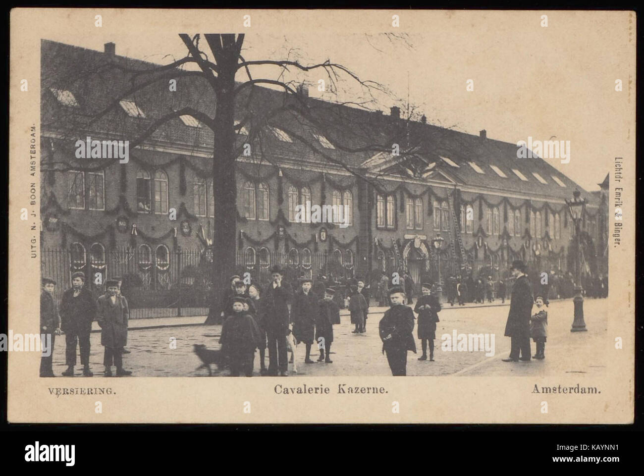 Versieringen aan de Cavalerie Kazerne, Sarphatistraat 112. Uitgave N.J. Manna, Amsterdam Foto Stock