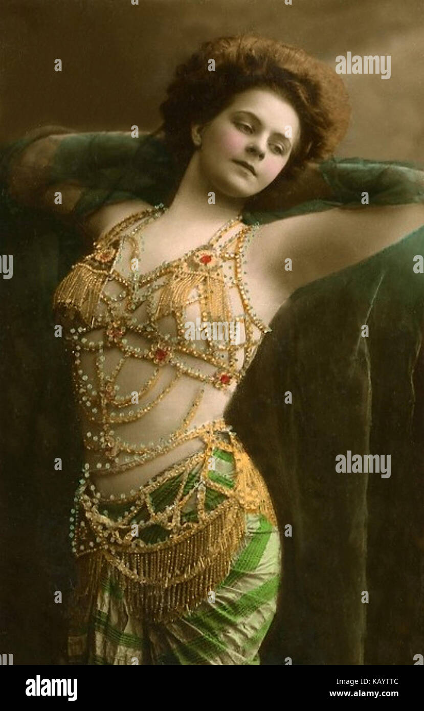 Questa immagine intitolata *Vintage Beauty France 1921* cattura un ritratto classico dell'eleganza e dello stile francesi durante i primi anni del XX secolo, riflettendo le tendenze della moda e gli ideali di bellezza sociale del tempo. Foto Stock