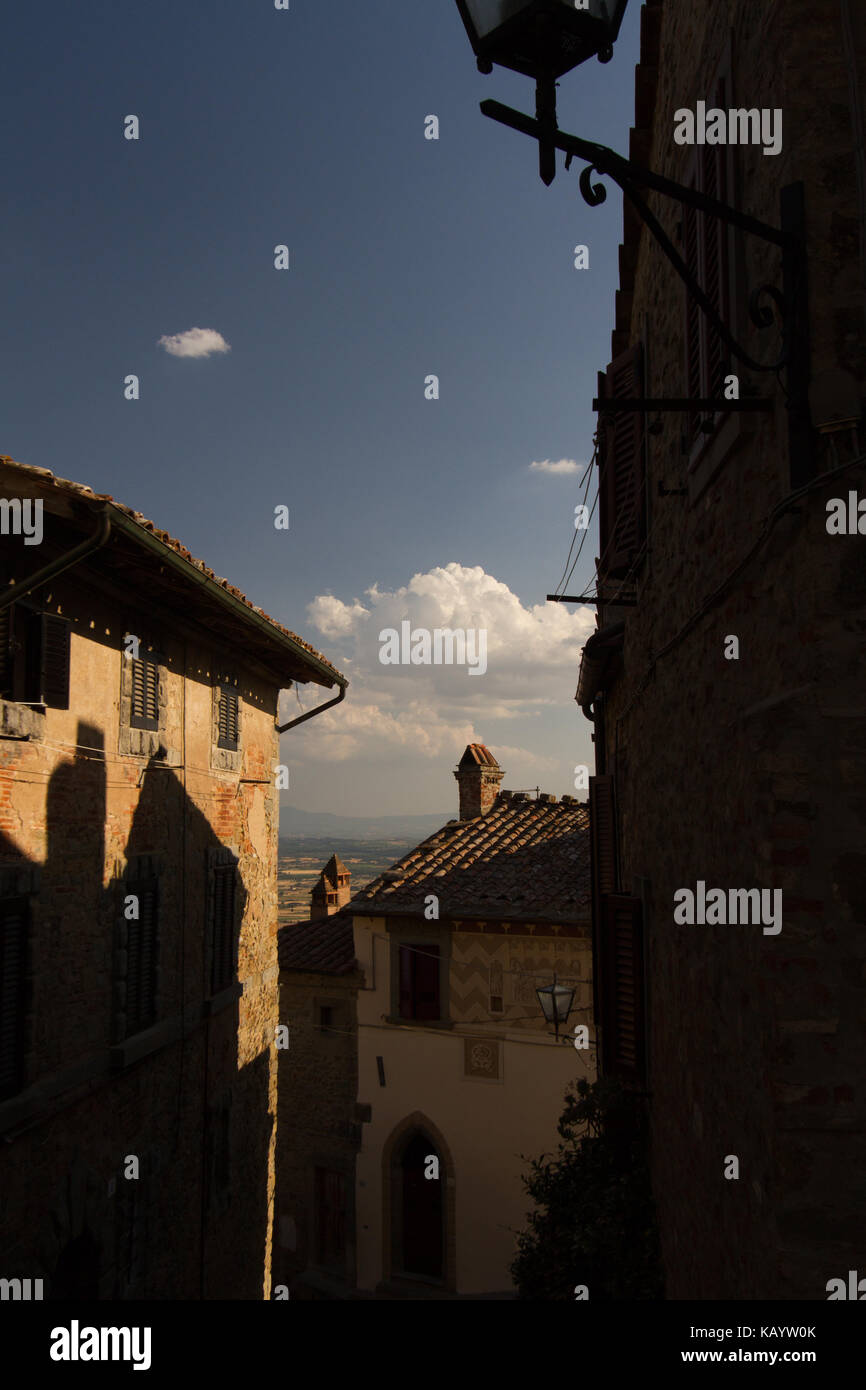 Il villaggio di origine etrusca è denominato cortona e si trova in Toscana, Italia. Foto Stock