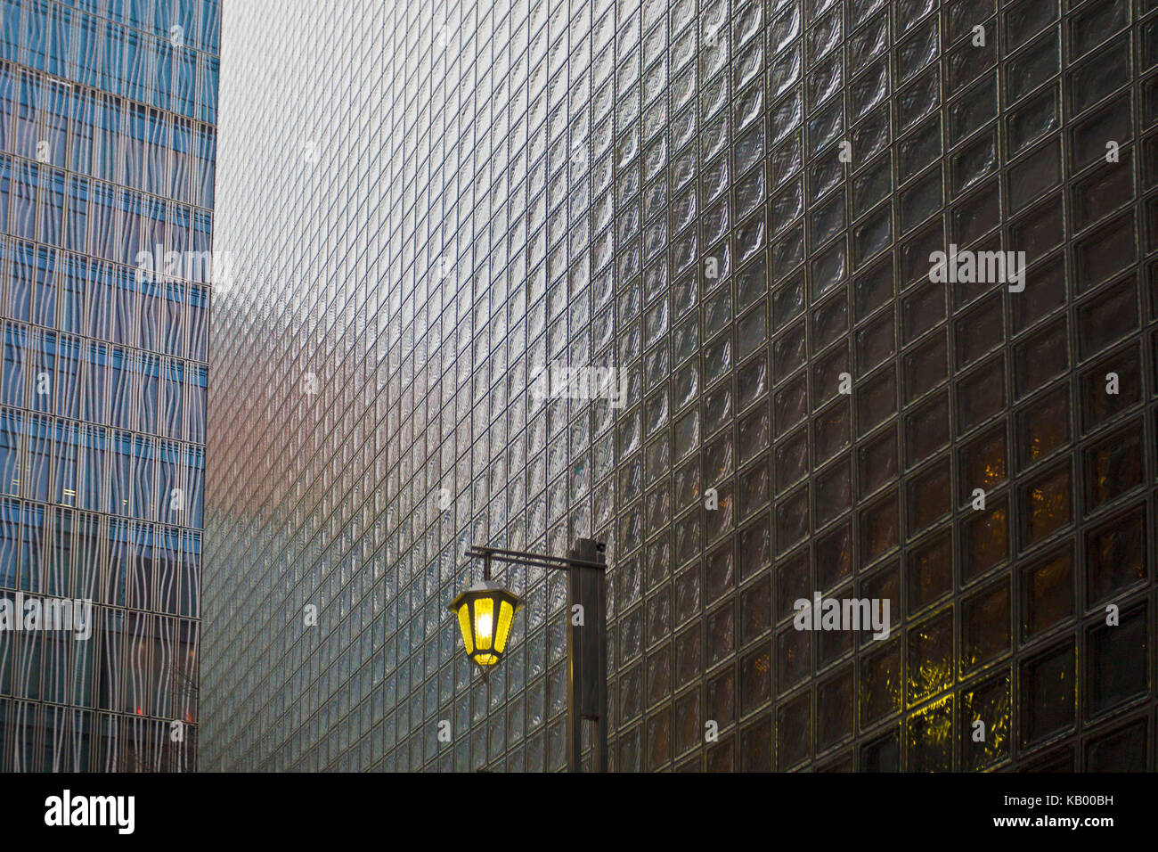 Il Giappone a Tokyo, zona di Ginza, alto della facciata, lampione Foto Stock