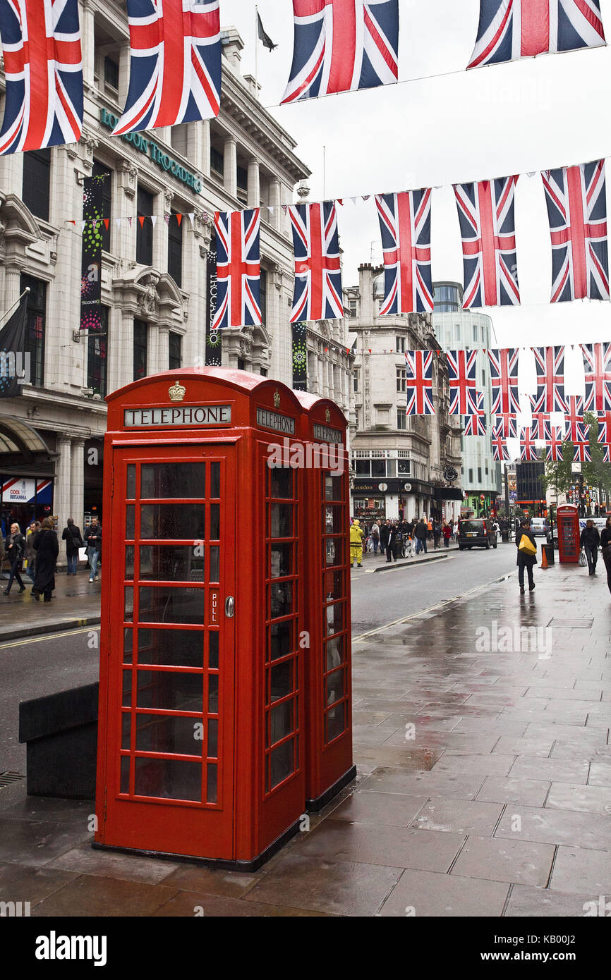 Gran Bretagna, Londra, cabine telefoniche, bandiere britanniche, Foto Stock