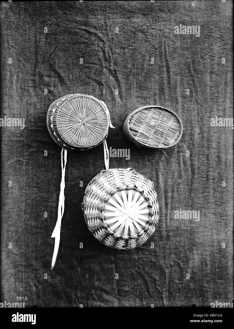 Non identificato tre cesti Indiano sul display, ca.1900 (CHS 3978) Foto Stock