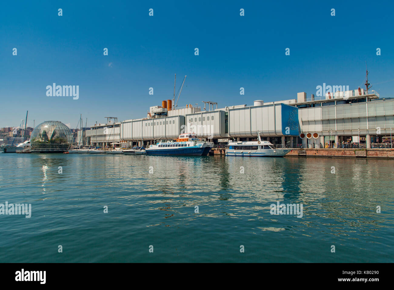 Genova, Italia - 2 giugno 2015: persone non identificate in acquario di genova. L'Acquario di Genova è il più grande acquario in Italia e tra le più grandi in UE Foto Stock