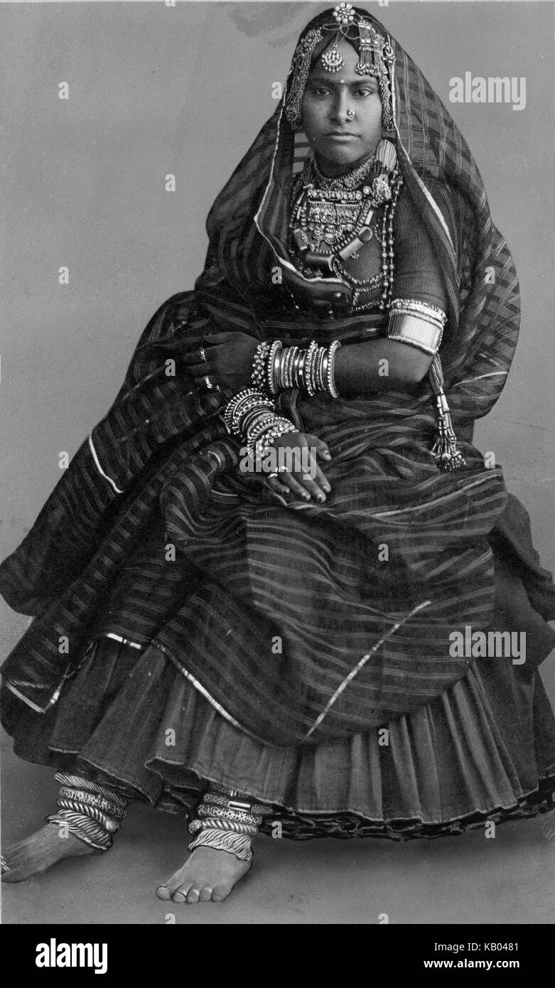 Questa immagine raffigura una donna vestita con un abbigliamento da corte, adornata con tradizionali gioielli indiani, che riflettono la fusione di stili di moda orientali e occidentali. I gioielli esemplificano l'artigianato indiano e il patrimonio culturale. Foto Stock