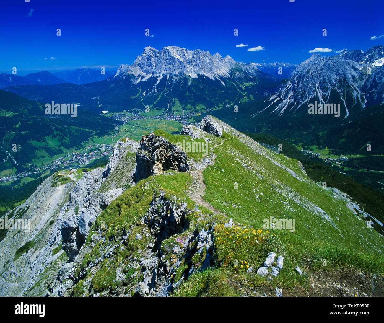 Grubigstein contro il massiccio dello Zugspitze, Foto Stock