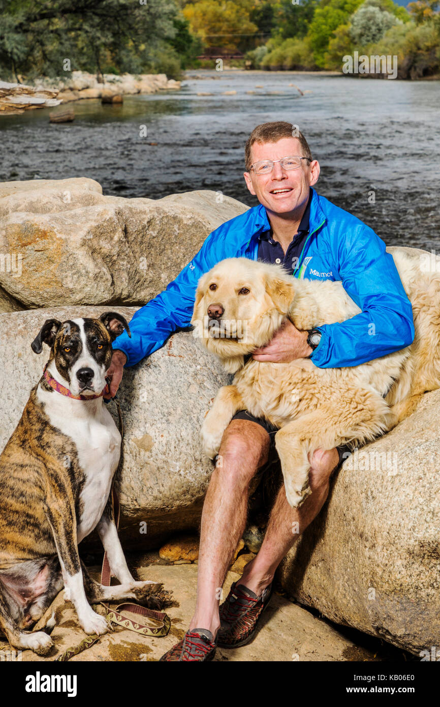 Ritratto di uomo con due cani, Arkansas River, Salida, Colorado, STATI UNITI D'AMERICA Foto Stock