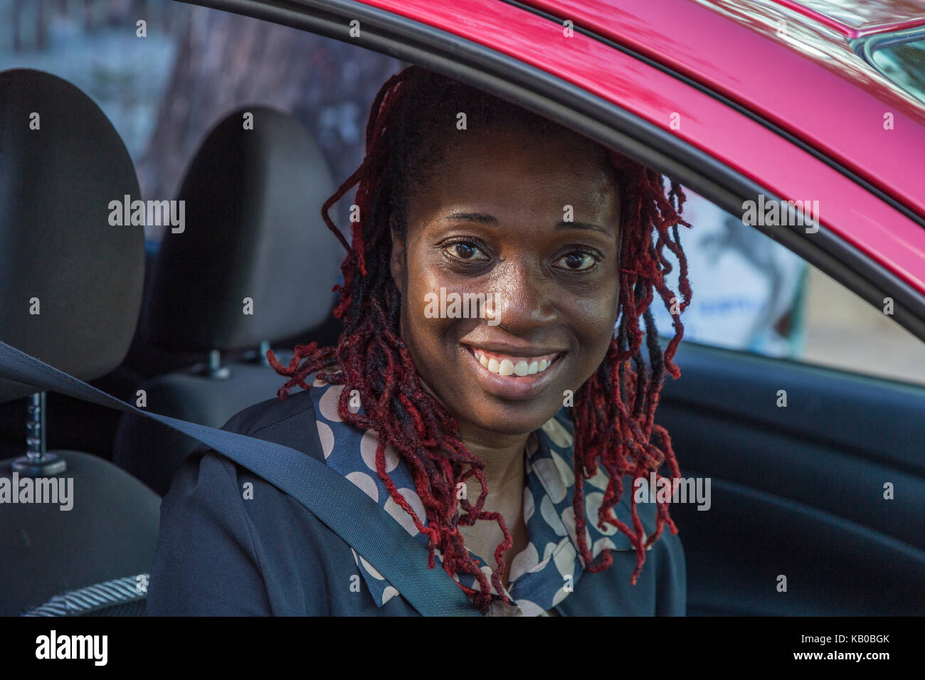 St. Johns, Antigua. Giovane donna nella sua auto. Foto Stock