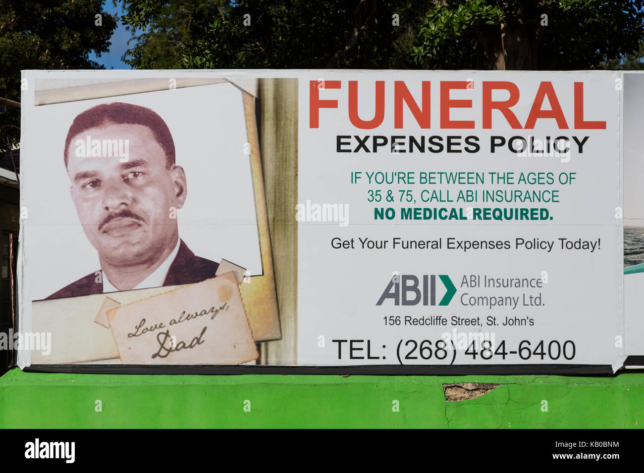 St. Johns, Antigua. La pubblicità tramite Affissioni funerale Polizze di assicurazione. Foto Stock