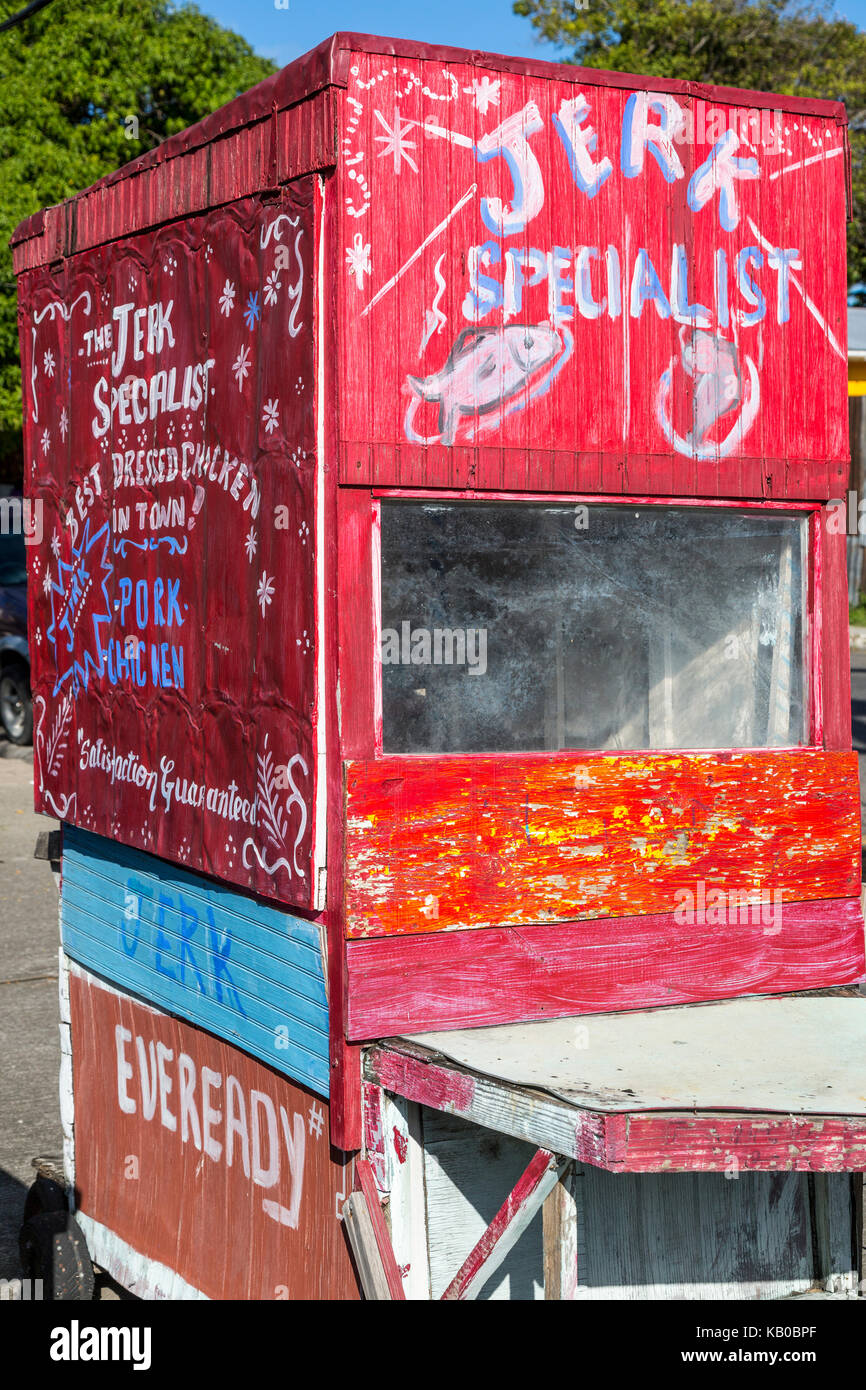 St. Johns, Antigua. Street Food Jerk Specials. Fornitore fuori a pranzo. Foto Stock