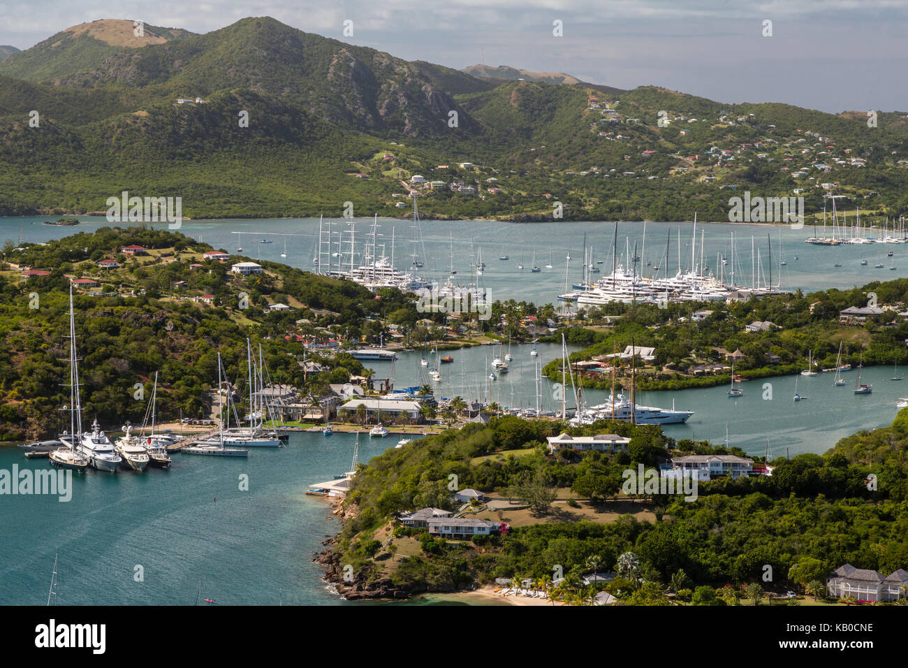 Antigua. Vista da Shirley Heights, guardando sopra Freeman's Bay verso Nelson's Dockyard, mid-centro. Foto Stock