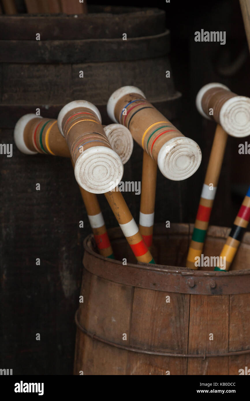 Colorato croquet mallets sedersi all'interno di una canna Foto Stock