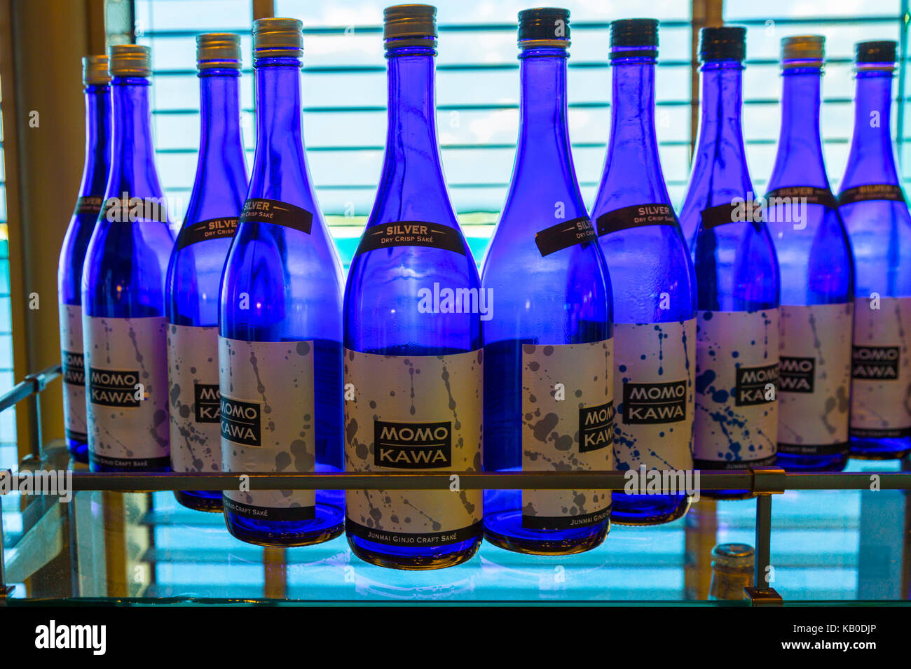 Bottiglie di Sake sul display a bordo di una nave da crociera's Bar. Per solo uso editoriale. Foto Stock